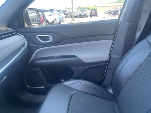 Used 2024 Jeep Compass Latitude AWD/4WD image 2