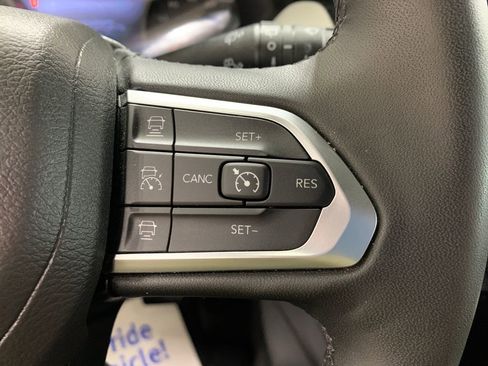 Used 2025 Jeep Compass Limited image 13