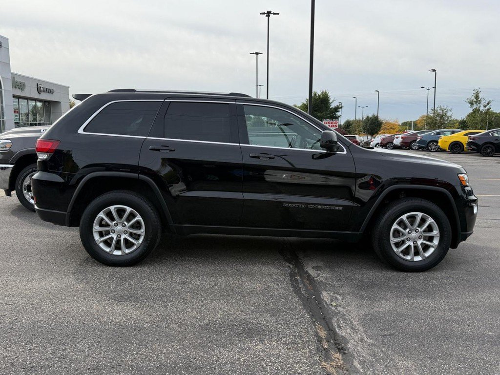 Used 2021 Jeep Grand Cherokee Laredo w/ Security & Convenience Group AWD/4WD image 2