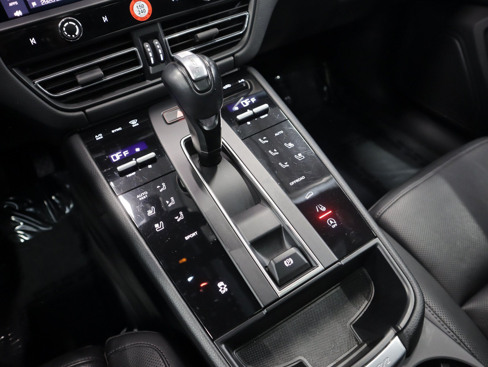 Certified 2023 Porsche Macan AWD/4WD image 18