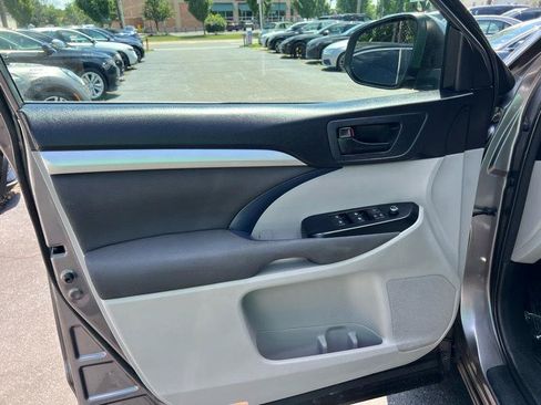 Used 2015 Toyota Highlander LE FWD image 21