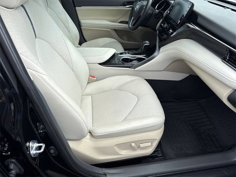 Used 2024 Toyota Camry XLE w/ Navigation Package image 13