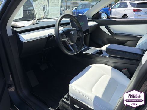 Used 2022 Tesla Model Y Long Range AWD/4WD image 9