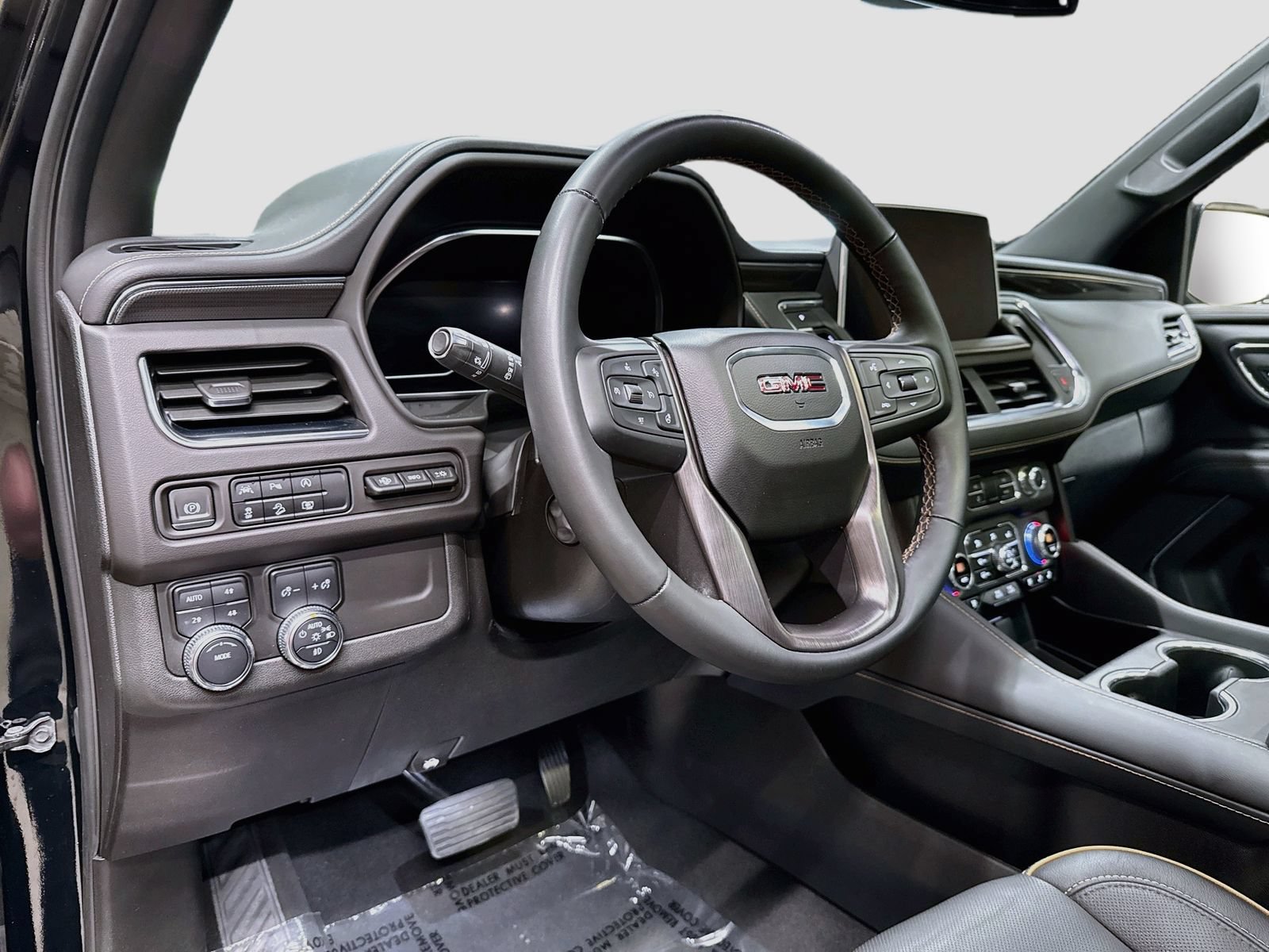 Used 2023 GMC Yukon AT4 w/ AT4 Premium Package AWD/4WD image 10