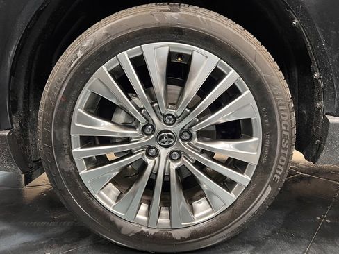 Used 2024 Toyota Venza XLE image 27