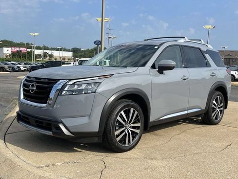 Used 2025 Nissan Pathfinder Platinum FWD image 7