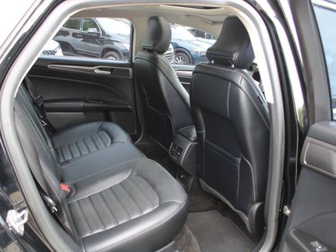 Used 2017 Ford Fusion SE w/ Fusion SE Technology Package FWD image 28