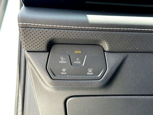 Used 2026 Volkswagen Atlas SE FWD image 19