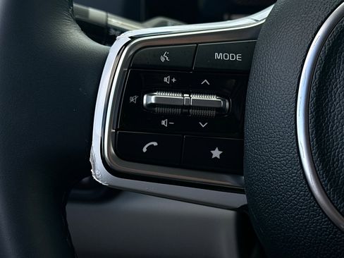 Used 2026 Kia Carnival EX image 27