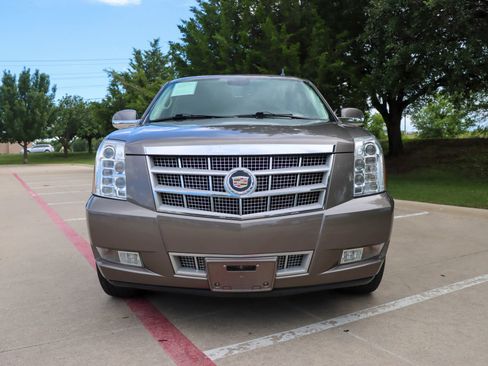 Used 2013 Cadillac Escalade Platinum AWD/4WD image 2
