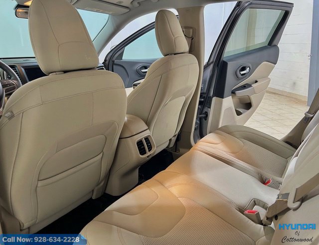 Used 2019 Jeep Cherokee Latitude w/ Popular Appearance Group FWD image 12