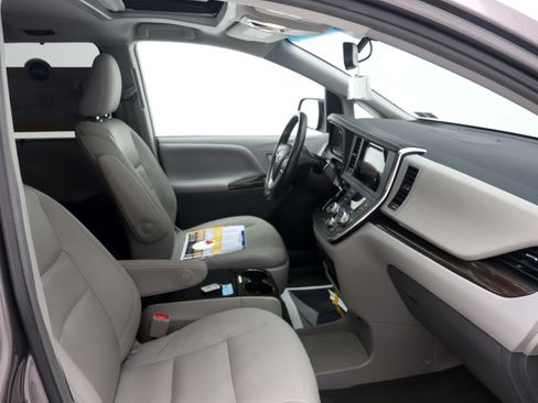 Used 2017 Toyota Sienna XLE AWD/4WD image 18