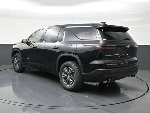 Used 2025 Chevrolet Traverse LT FWD image 3