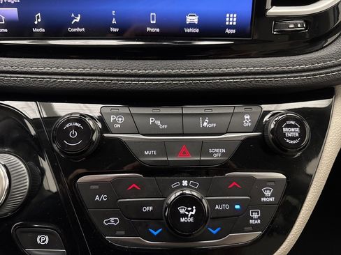 Used 2021 Chrysler Pacifica Touring-L image 37