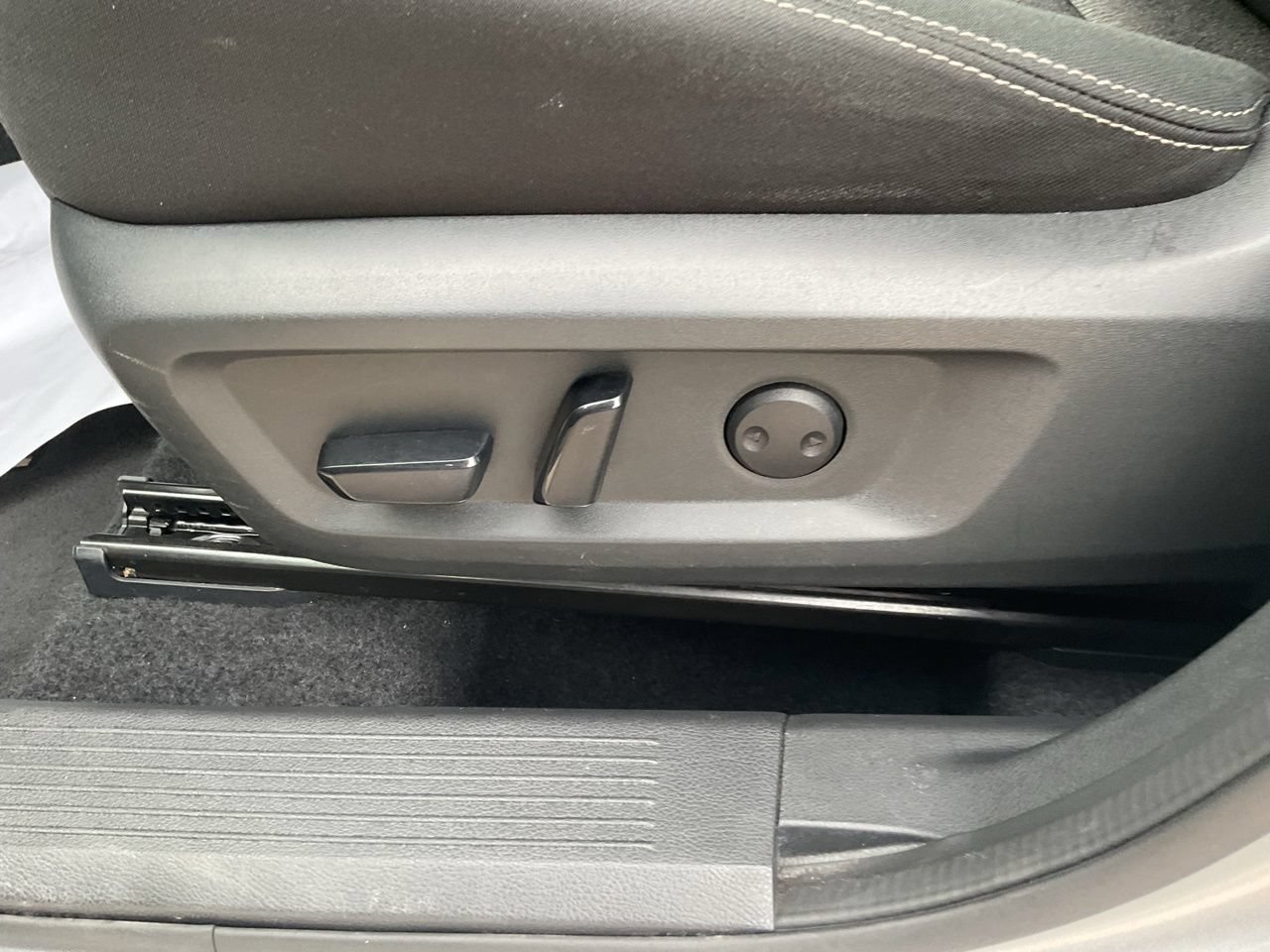 Used 2025 Nissan Rogue SV FWD image 9