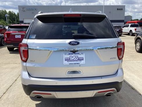Used 2017 Ford Explorer XLT w/ Equipment Group 202A AWD/4WD image 12
