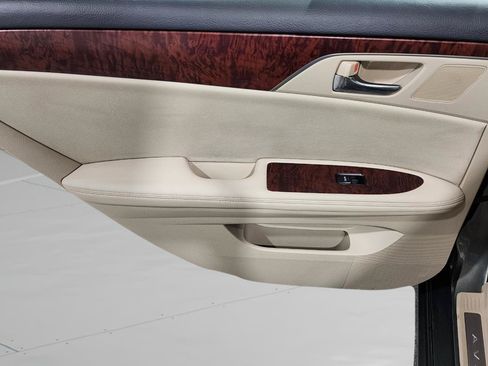 Used 2011 Toyota Avalon Limited FWD image 16