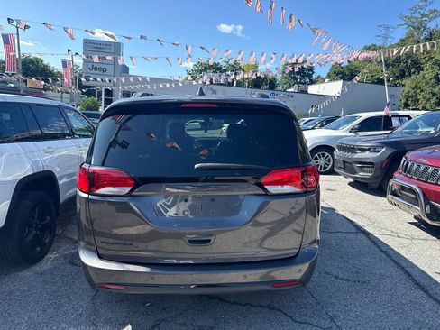 Used 2018 Chrysler Pacifica Touring-L w/ Premium Audio Group FWD image 3