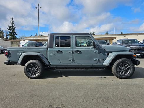 New 2025 Jeep Gladiator Sport image 9