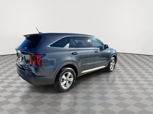 Used 2023 Kia Sorento LX image 9