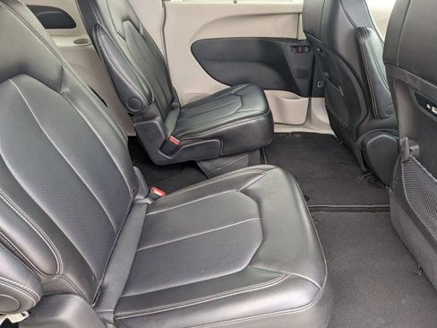 Used 2024 Chrysler Pacifica Touring-L FWD image 29