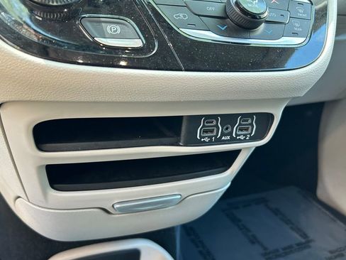 Certified 2023 Chrysler Pacifica Touring-L FWD image 22