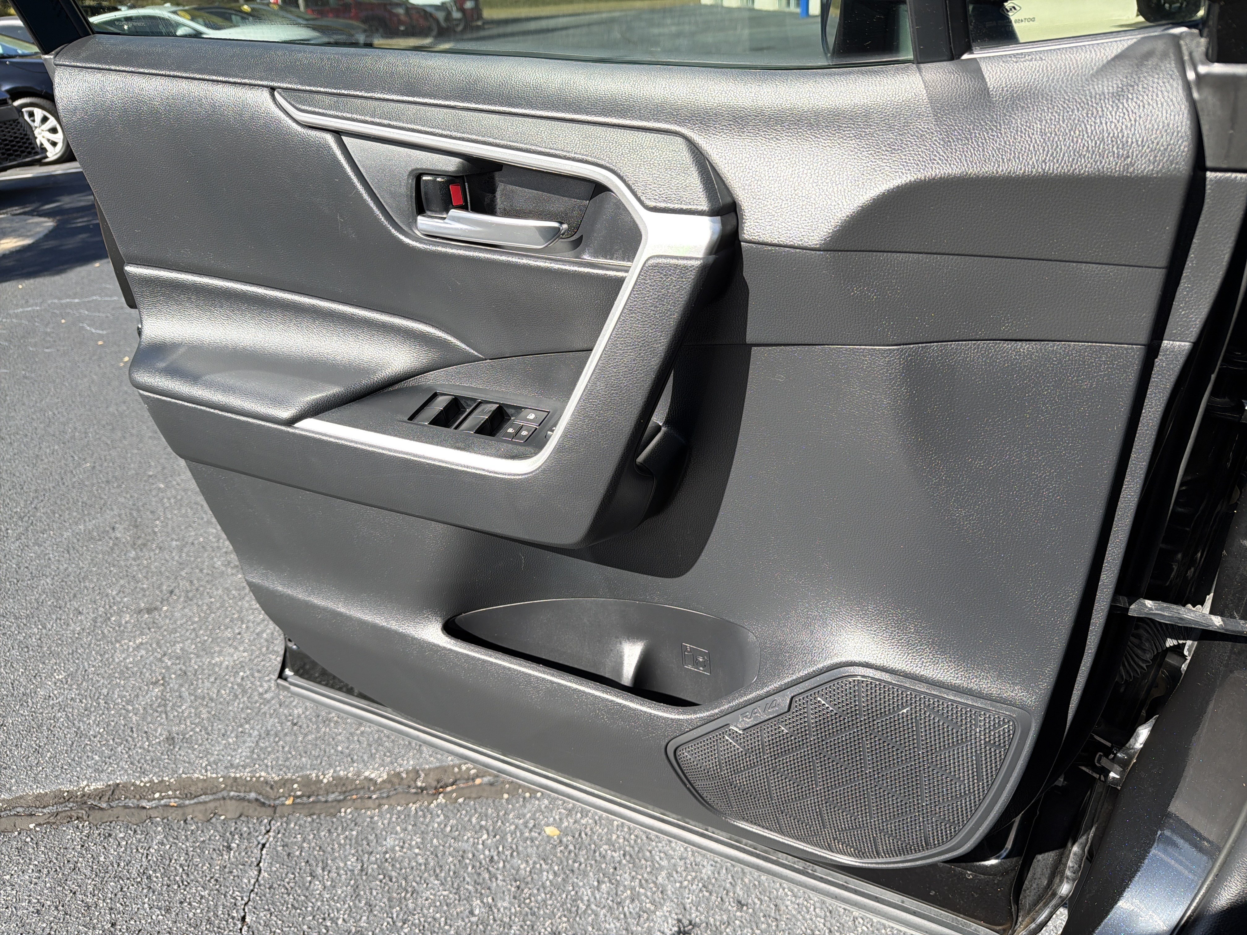 Used 2020 Toyota RAV4 XLE w/ Convenience Package FWD image 13