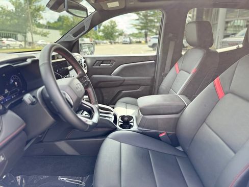 Used 2025 Chevrolet Colorado Z71 w/ Technology Package AWD/4WD image 15