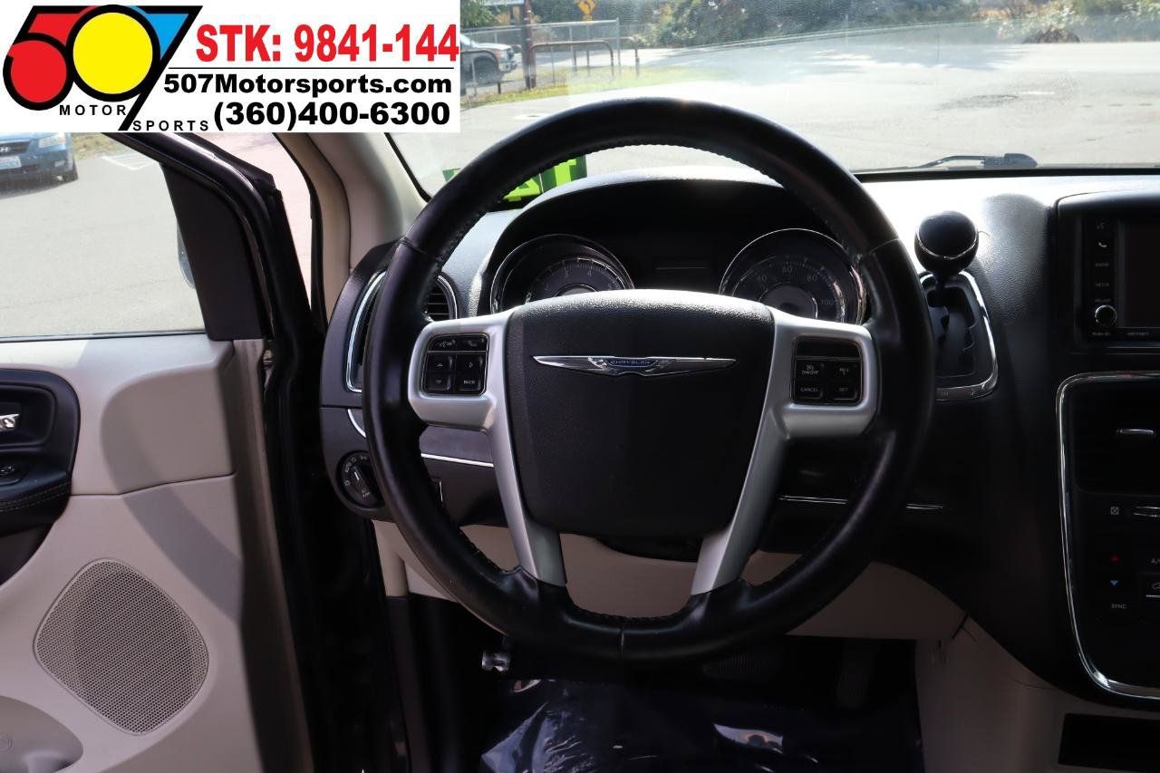Used 2014 Chrysler Town & Country Touring-L FWD image 17