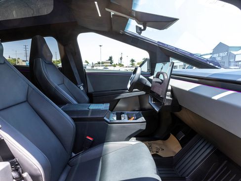 Used 2024 Tesla Cybertruck AWD Crew Cab image 26