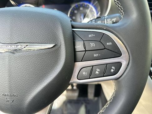 Used 2023 Chrysler Pacifica Touring-L FWD image 31