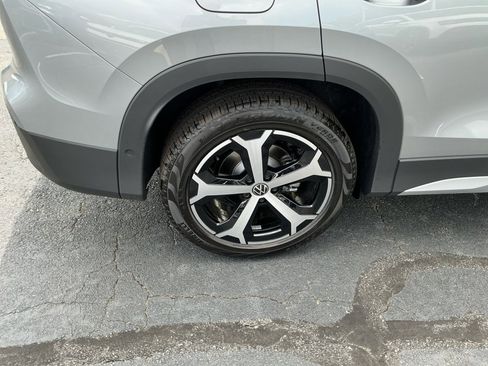 Certified 2025 Volkswagen Tiguan SE image 23