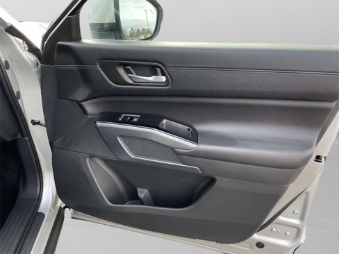 New 2025 Nissan Pathfinder SL image 16