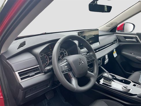 New 2025 Mitsubishi Outlander ES image 9