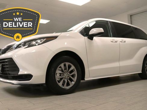 Used 2021 Toyota Sienna LE FWD image 2