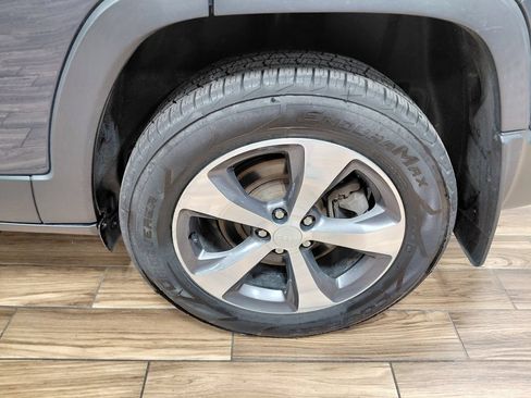Used 2019 Jeep Cherokee Limited AWD/4WD image 10