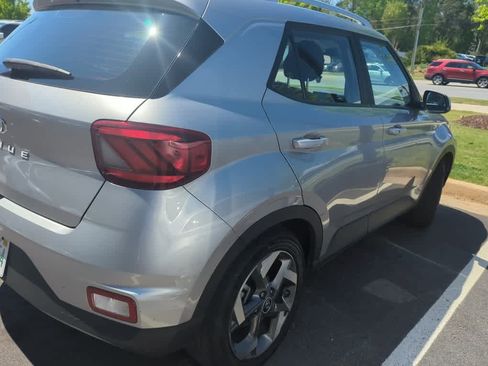 Used 2024 Hyundai Venue SEL image 3