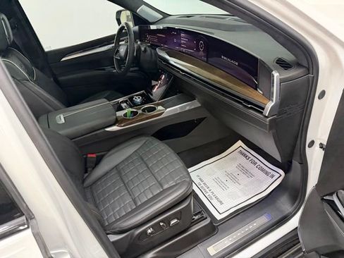 Used 2025 Cadillac Escalade Sport Platinum w/ LPO, Floor Liner Package AWD/4WD image 39