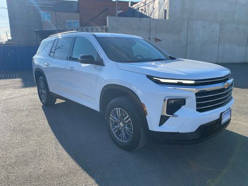 Used 2025 Chevrolet Traverse LT image 10