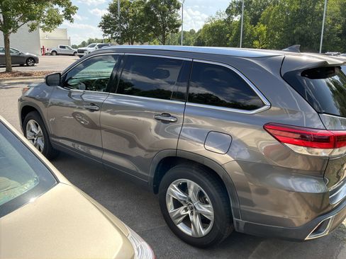 Used 2018 Toyota Highlander Limited FWD image 12