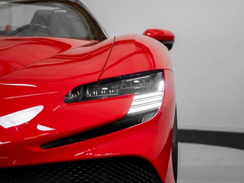 Used 2022 Ferrari SF90 Spider image 16