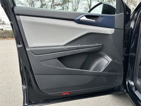 Used 2023 Volkswagen Taos SE w/ Panoramic Sunroof Package image 14