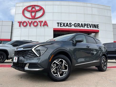 Used 2025 Kia Sportage LX image 2