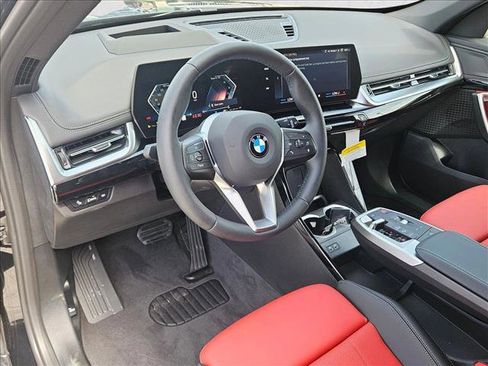 Used 2025 BMW X1 xDrive28i w/ Technology Package image 9