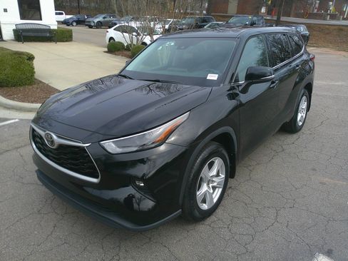 Used 2022 Toyota Highlander LE image 6