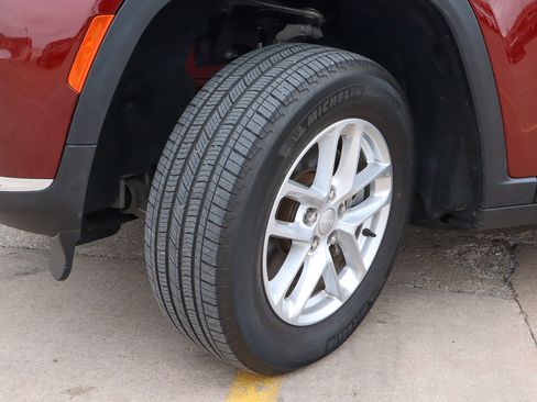 Used 2023 Jeep Grand Cherokee L Laredo image 17