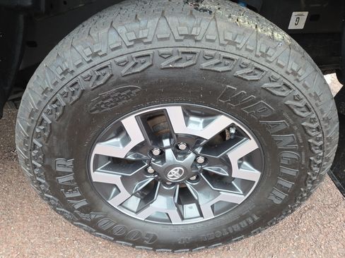 Certified 2020 Toyota Tacoma TRD Off-Road AWD/4WD image 11