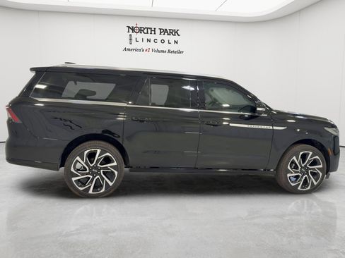 New 2026 Lincoln Navigator L Reserve AWD/4WD image 2