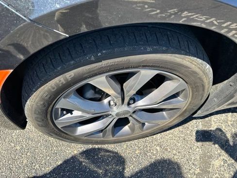 Used 2018 Chrysler Pacifica Limited w/ Tire & Wheel Group FWD image 11