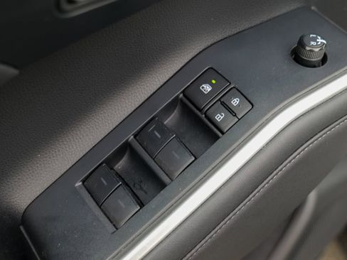 Used 2023 Toyota Highlander XLE AWD/4WD image 15
